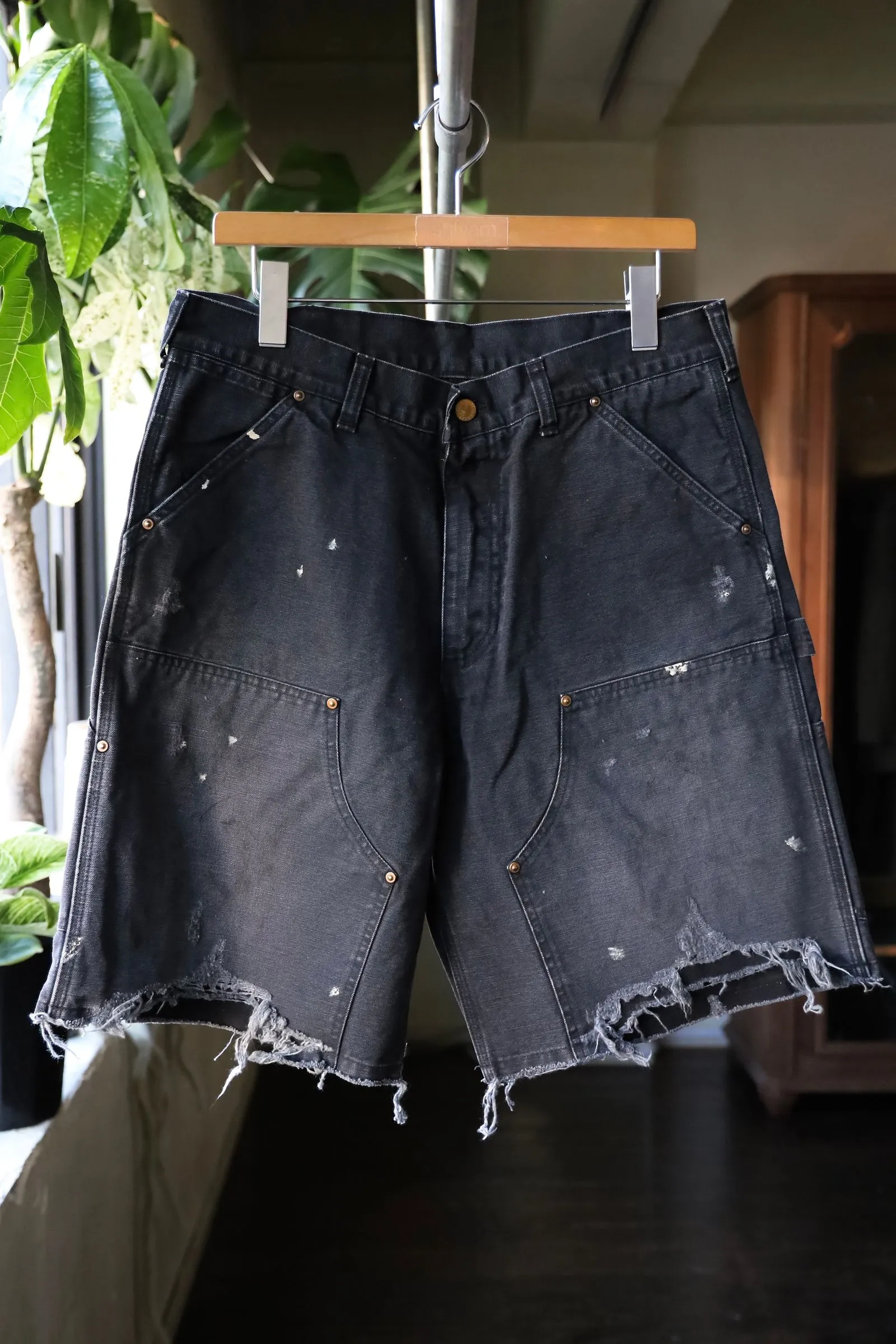 SAINT Mxxxxxx DOUBLE KNEE SHORTS/BLK Knee patches splashed with ink, washed and damaged denim shorts. Washed black S-XL. Custom woven and dyed denim denim with clear texture. Rewashed and faded to create local mottled fading/hole effects. Artificial distressing to simulate natural traces of wear. Original consistent damage treatment. Hand splashed ink and paint. Original consistent wash mark/pocket mark. Double knee patch. Rivet reinforcement. Improve functionality and enhance design.